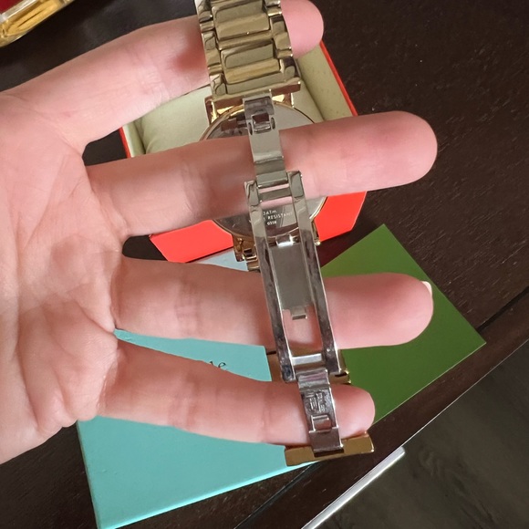 KATE SPADE GOLD ROUND WATCH - Picture 6 of 10